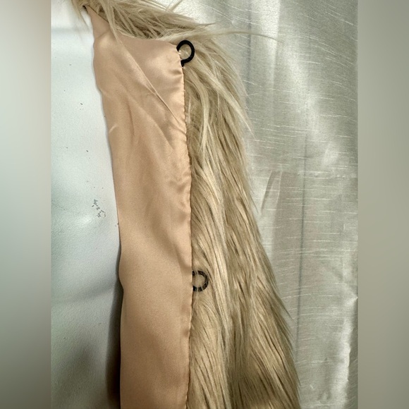 Lanshifei Cream Faux Fur Jacket - Picture 4 of 11